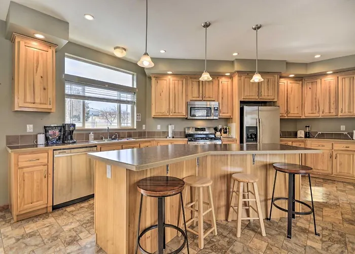 Holiday home Charming Vacation W/ Mtn Views!