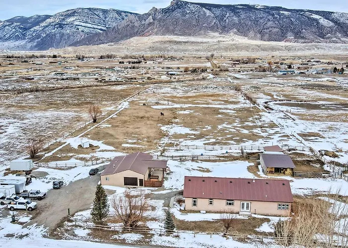 Charming Vacation W/ Mtn Views!