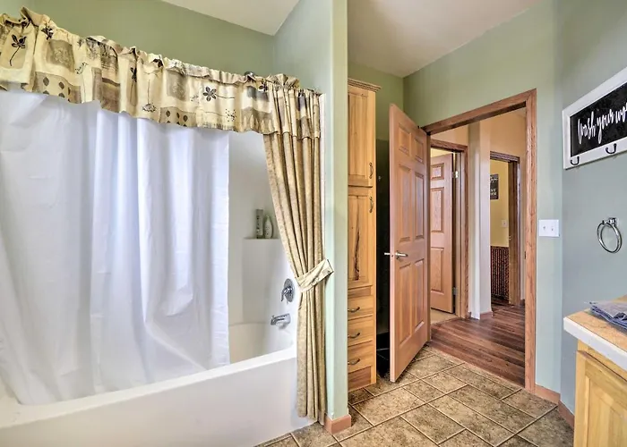 Charming Vacation W/ Mtn Views! Holiday home Cody